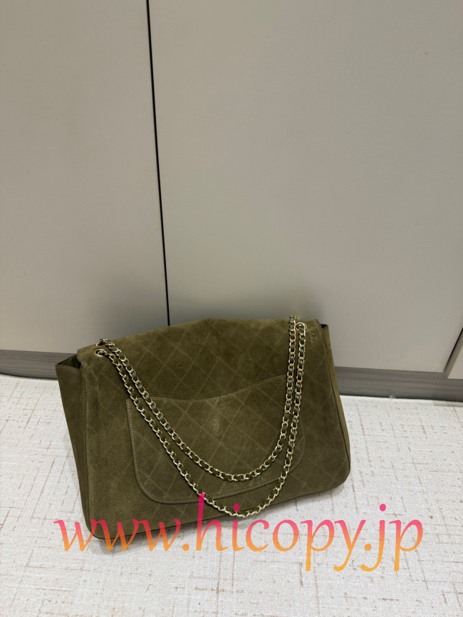 【CHANEL】シャネル 26S クラシックフラップ マキシ スエード オリーブグリーン ゴールド金具 (公式型番: AS3812B04900C9012)