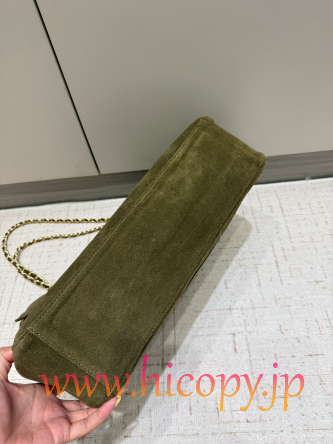 【CHANEL】シャネル 26S クラシックフラップ マキシ スエード オリーブグリーン ゴールド金具 (公式型番: AS3812B04900C9012)