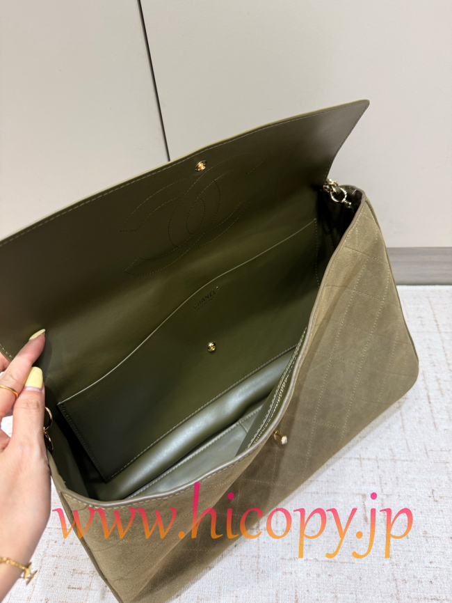 【CHANEL】シャネル 26S クラシックフラップ マキシ スエード オリーブグリーン ゴールド金具 (公式型番: AS3812B04900C9012)