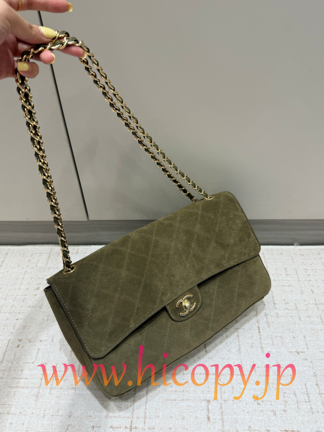 【CHANEL】シャネル 26S クラシックフラップ スモール スエード オリーブグリーン ゴールド金具 (公式型番: AS3211B04900C9011)