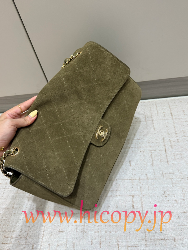 【CHANEL】シャネル 26S クラシックフラップ スモール スエード オリーブグリーン ゴールド金具 (公式型番: AS3211B04900C9011)