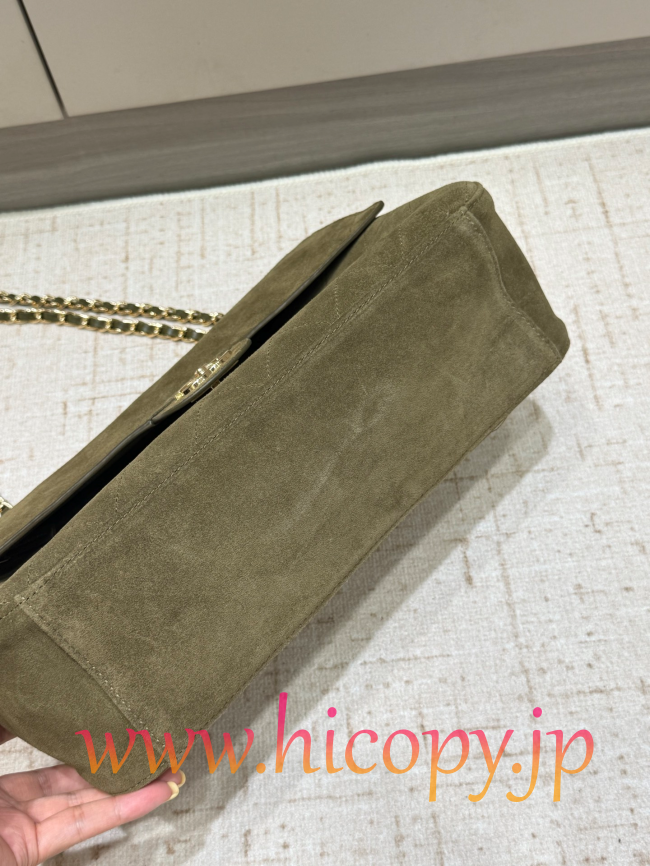 【CHANEL】シャネル 26S クラシックフラップ スモール スエード オリーブグリーン ゴールド金具 (公式型番: AS3211B04900C9011)