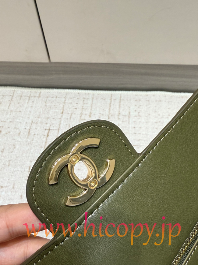 【CHANEL】シャネル 26S クラシックフラップ スモール スエード オリーブグリーン ゴールド金具 (公式型番: AS3211B04900C9011)