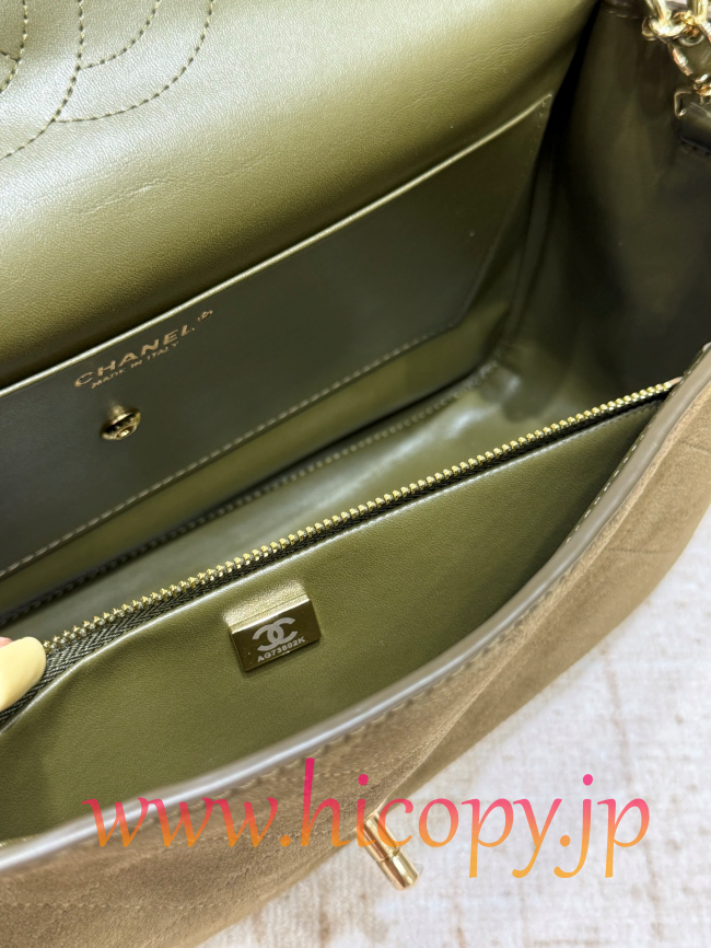 【CHANEL】シャネル 26S クラシックフラップ スモール スエード オリーブグリーン ゴールド金具 (公式型番: AS3211B04900C9011)