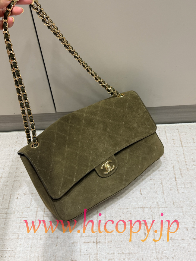 【CHANEL】シャネル 26S クラシックフラップ スモール スエード オリーブグリーン ゴールド金具 (公式型番: AS3211B04900C9011)