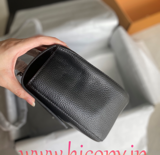 【CHANEL】シャネル 26S フラップバッグ ブラック キャビアスキン シルバー金具 エアポートスタイル 通勤通学 (公式型番: AS6231B20827U1536)