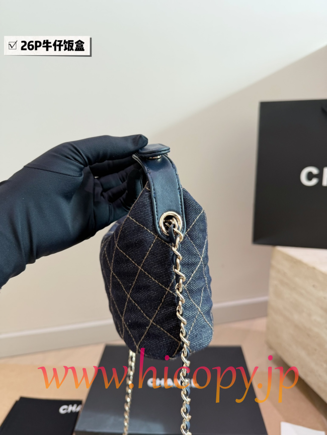 【CHANEL】シャネル 26P デニム ランチボックス バッグ 濃紺 ホワイトステッチ ゴールド金具 チェーンストラップ (公式型番: AS1513B04900CXXXX)