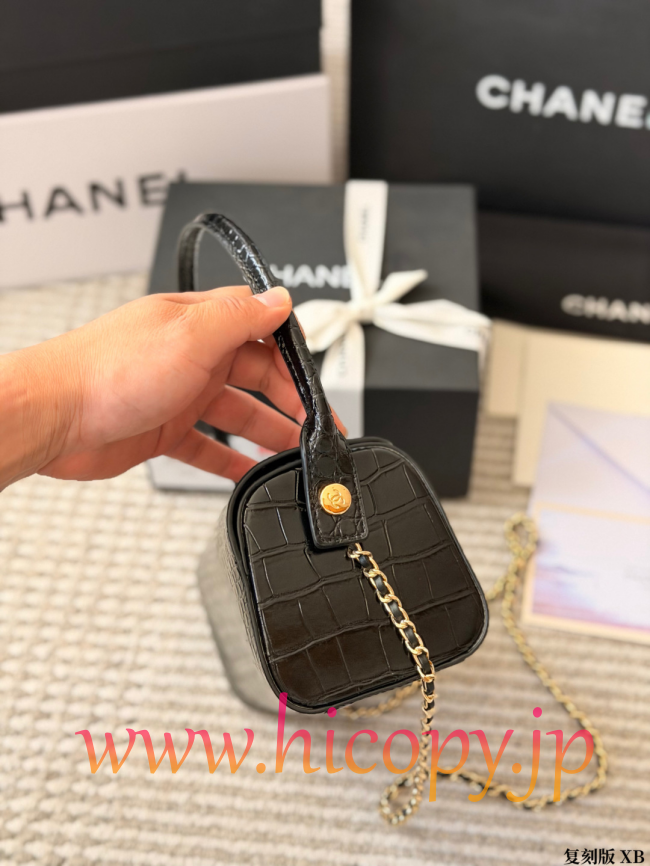 【CHANEL】シャネル 26A クロコ型押し ボウリング バッグ ブラック ゴールド金具 チェーンストラップ (公式型番: AS2312B04900C3947)
