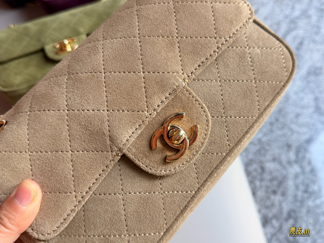 【CHANEL】シャネル 26B マキシ ミニ クラシック フラップ バッグ スエード ベージュ ゴールド金具 (公式型番: AS2012B04900CXXXX)