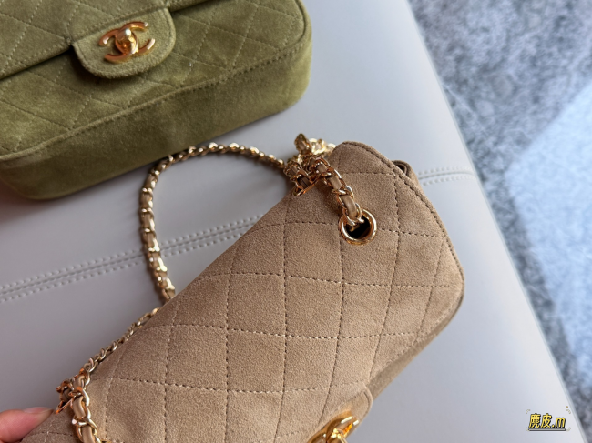 【CHANEL】シャネル 26B マキシ ミニ クラシック フラップ バッグ スエード ベージュ ゴールド金具 (公式型番: AS2012B04900CXXXX)