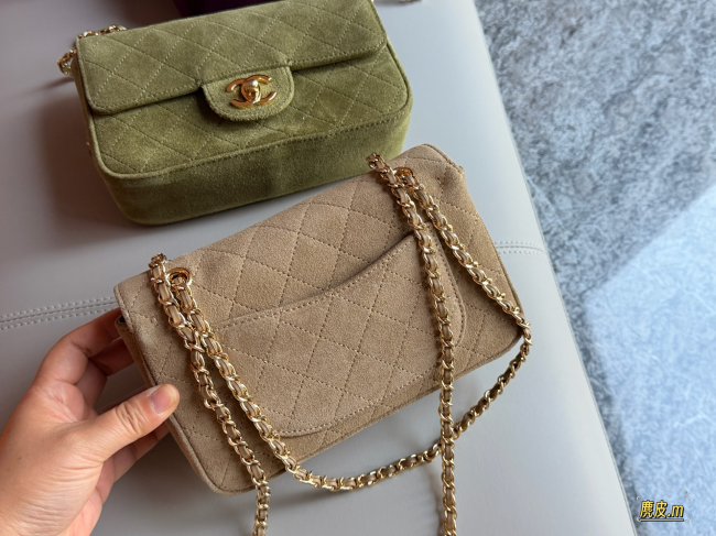 【CHANEL】シャネル 26B マキシ ミニ クラシック フラップ バッグ スエード ベージュ ゴールド金具 (公式型番: AS2012B04900CXXXX)
