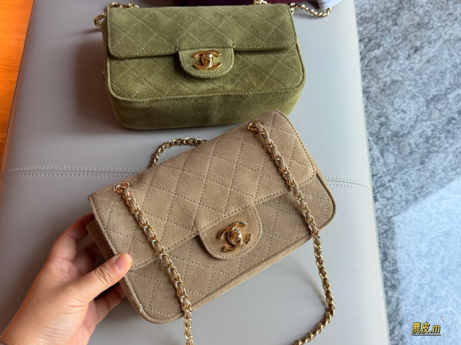 【CHANEL】シャネル 26B マキシ ミニ クラシック フラップ バッグ スエード ベージュ ゴールド金具 (公式型番: AS2012B04900CXXXX)
