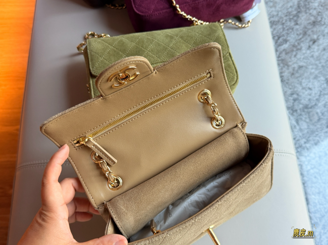 【CHANEL】シャネル 26B マキシ ミニ クラシック フラップ バッグ スエード ベージュ ゴールド金具 (公式型番: AS2012B04900CXXXX)