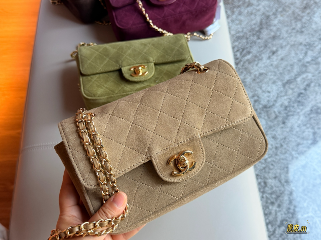 【CHANEL】シャネル 26B マキシ ミニ クラシック フラップ バッグ スエード ベージュ ゴールド金具 (公式型番: AS2012B04900CXXXX)