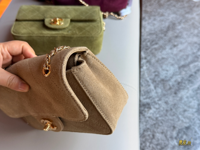 【CHANEL】シャネル 26B マキシ ミニ クラシック フラップ バッグ スエード ベージュ ゴールド金具 (公式型番: AS2012B04900CXXXX)
