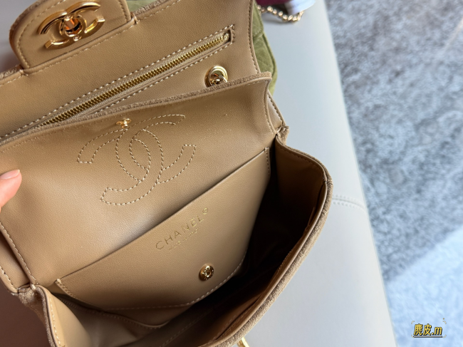【CHANEL】シャネル 26B マキシ ミニ クラシック フラップ バッグ スエード ベージュ ゴールド金具 (公式型番: AS2012B04900CXXXX)