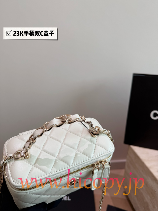 【CHANEL】シャネル 23K ダブルCハンドル ボックスバッグ ホワイト ゴールド金具 キルティング 2WAY (公式型番: CHANEL-23K-HANDLE-BOX-BAG-WHITE-GOLD-16CM)