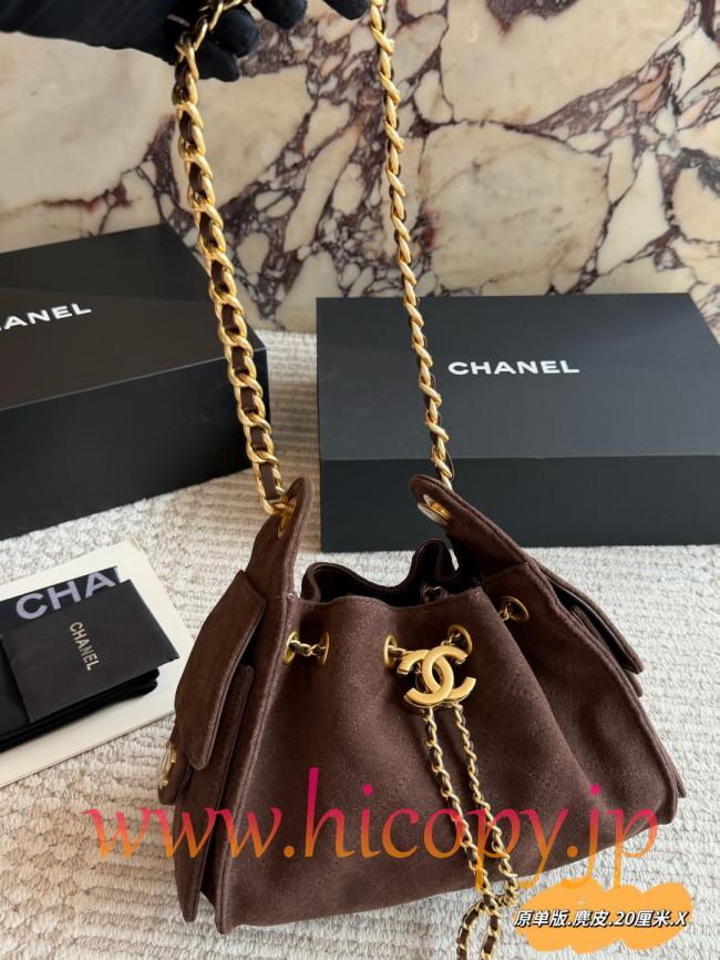 【CHANEL】シャネル 26C ミニ 25 バッグ ブラウン スエード ゴールド金具 ドローコード 2WAY (公式型番: CHANEL-26C-MINI-25-BAG-BROWN-SUEDE-GOLD-20CM)