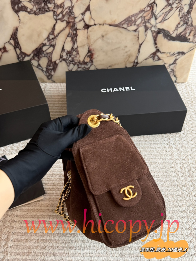 【CHANEL】シャネル 26C ミニ 25 バッグ ブラウン スエード ゴールド金具 ドローコード 2WAY (公式型番: CHANEL-26C-MINI-25-BAG-BROWN-SUEDE-GOLD-20CM)