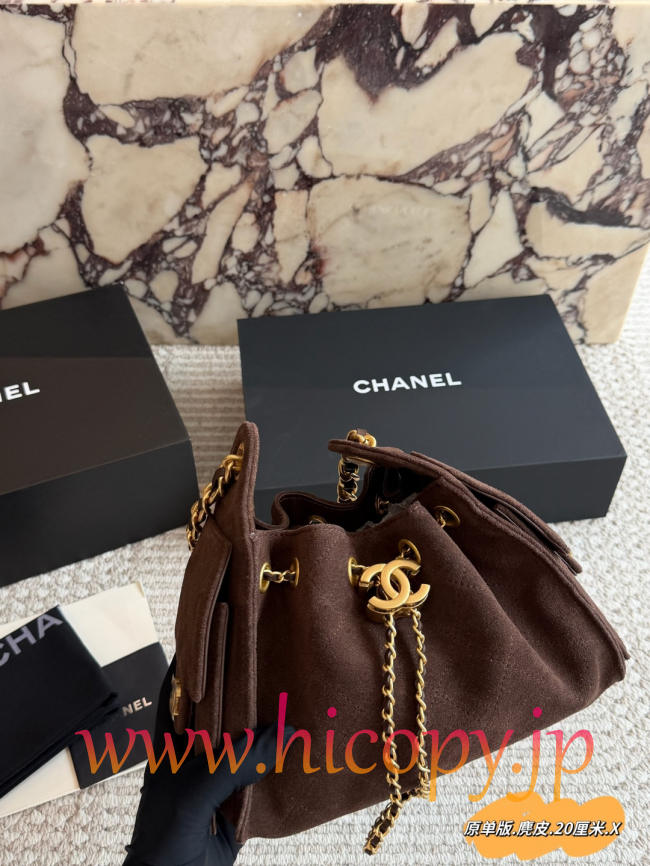 【CHANEL】シャネル 26C ミニ 25 バッグ ブラウン スエード ゴールド金具 ドローコード 2WAY (公式型番: CHANEL-26C-MINI-25-BAG-BROWN-SUEDE-GOLD-20CM)