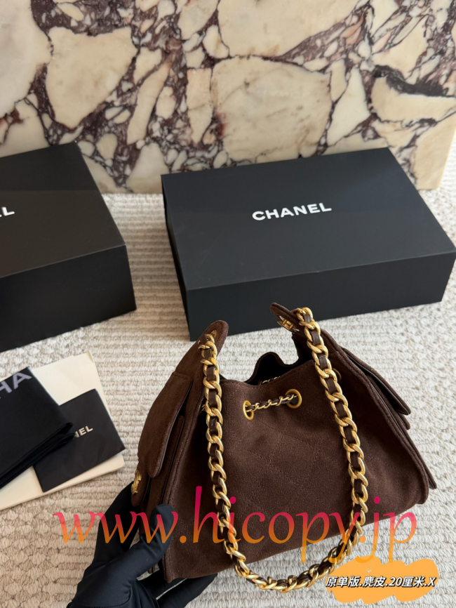 【CHANEL】シャネル 26C ミニ 25 バッグ ブラウン スエード ゴールド金具 ドローコード 2WAY (公式型番: CHANEL-26C-MINI-25-BAG-BROWN-SUEDE-GOLD-20CM)