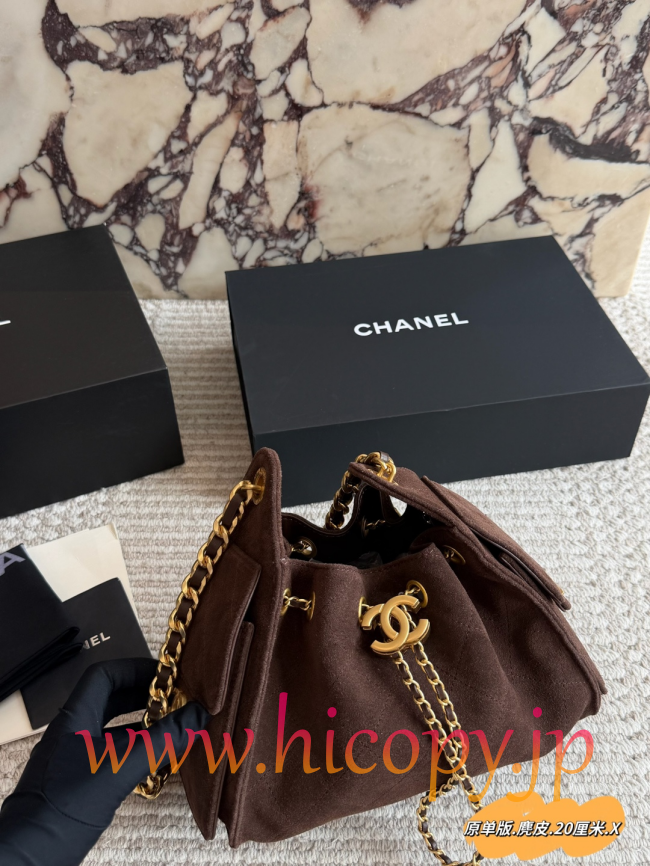 【CHANEL】シャネル 26C ミニ 25 バッグ ブラウン スエード ゴールド金具 ドローコード 2WAY (公式型番: CHANEL-26C-MINI-25-BAG-BROWN-SUEDE-GOLD-20CM)