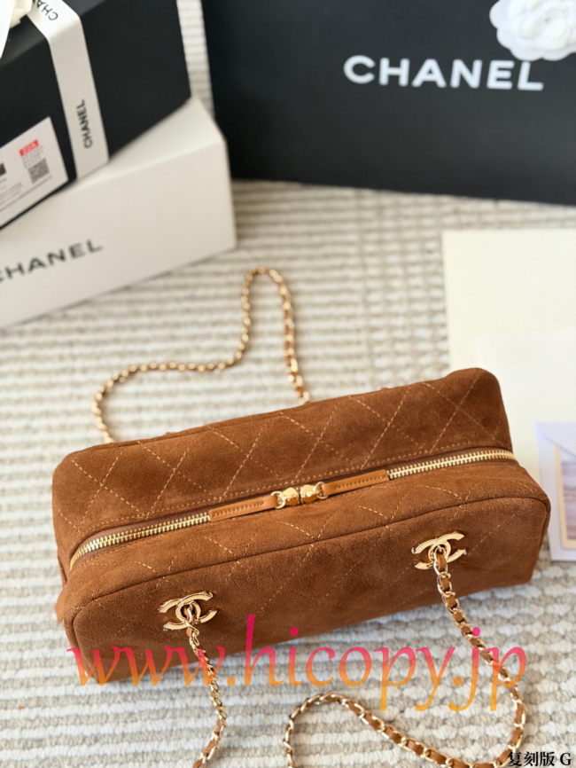 【CHANEL】シャネル 26A バゲット バッグ ブラウン スエード ゴールド金具 キルティング ショルダー (公式型番: CHANEL-26A-BAGUETTE-BAG-BROWN-SUEDE-GOLD-31CM)