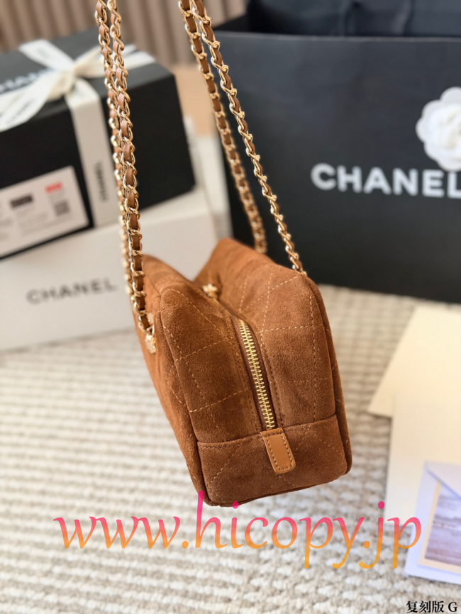 【CHANEL】シャネル 26A バゲット バッグ ブラウン スエード ゴールド金具 キルティング ショルダー (公式型番: CHANEL-26A-BAGUETTE-BAG-BROWN-SUEDE-GOLD-31CM)