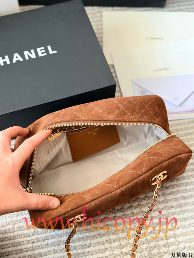 【CHANEL】シャネル 26A バゲット バッグ ブラウン スエード ゴールド金具 キルティング ショルダー (公式型番: CHANEL-26A-BAGUETTE-BAG-BROWN-SUEDE-GOLD-31CM)