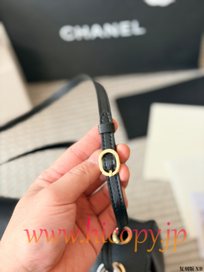 【CHANEL】シャネル 26S エアポート バッグ ブラック キャビアスキン ゴールド金具 ホワイト刺繍ロゴ 2WAY (公式型番: CHANEL-26S-AIRPORT-BAG-BLACK-GOLD-WHITE-LOGO-33CM)