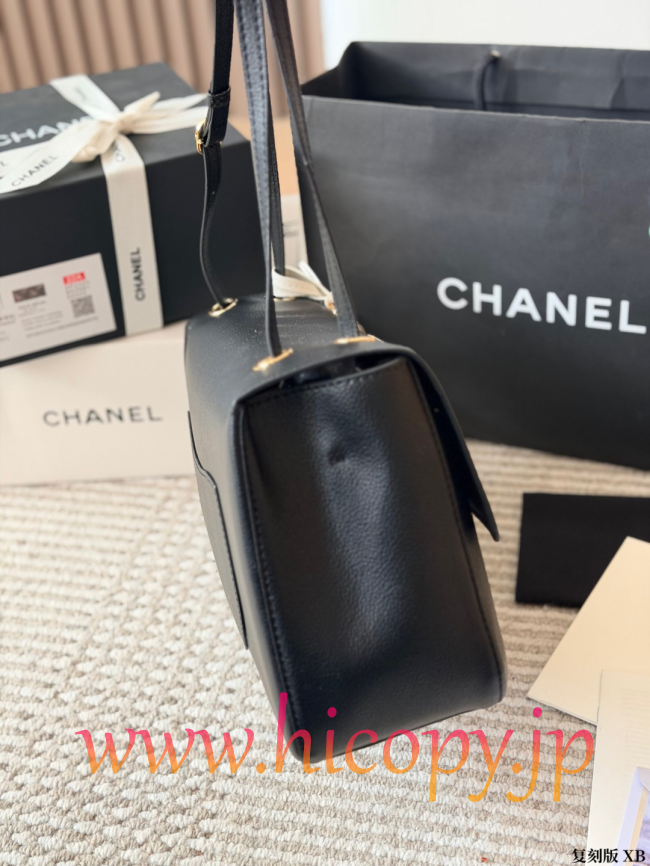 【CHANEL】シャネル 26S エアポート バッグ ブラック キャビアスキン ゴールド金具 ホワイト刺繍ロゴ 2WAY (公式型番: CHANEL-26S-AIRPORT-BAG-BLACK-GOLD-WHITE-LOGO-33CM)