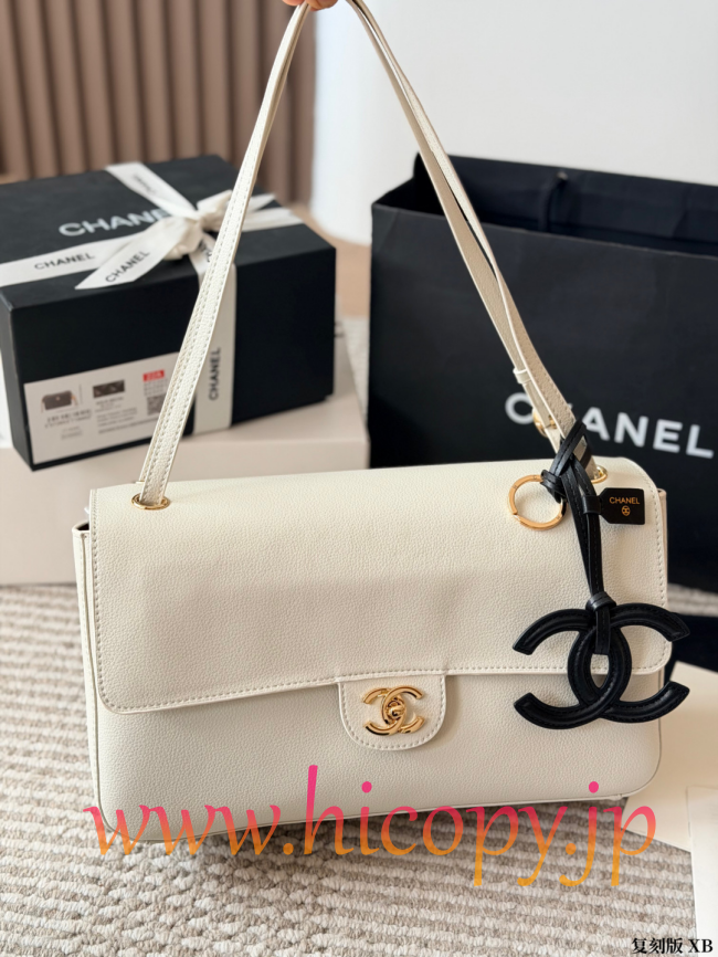 【CHANEL】シャネル 26S エアポート バッグ ホワイト キャビアスキン ゴールド金具 ブラックチャーム付き 2WAY (公式型番: CHANEL-26S-AIRPORT-BAG-WHITE-GOLD-BLACK-CHARM-33CM)