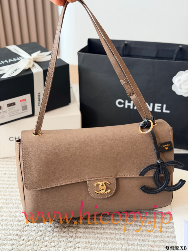 【CHANEL】シャネル 26S エアポート バッグ ホワイト キャビアスキン ゴールド金具 ブラックチャーム付き 2WAY (公式型番: CHANEL-26S-AIRPORT-BAG-WHITE-GOLD-BLACK-CHARM-33CM)