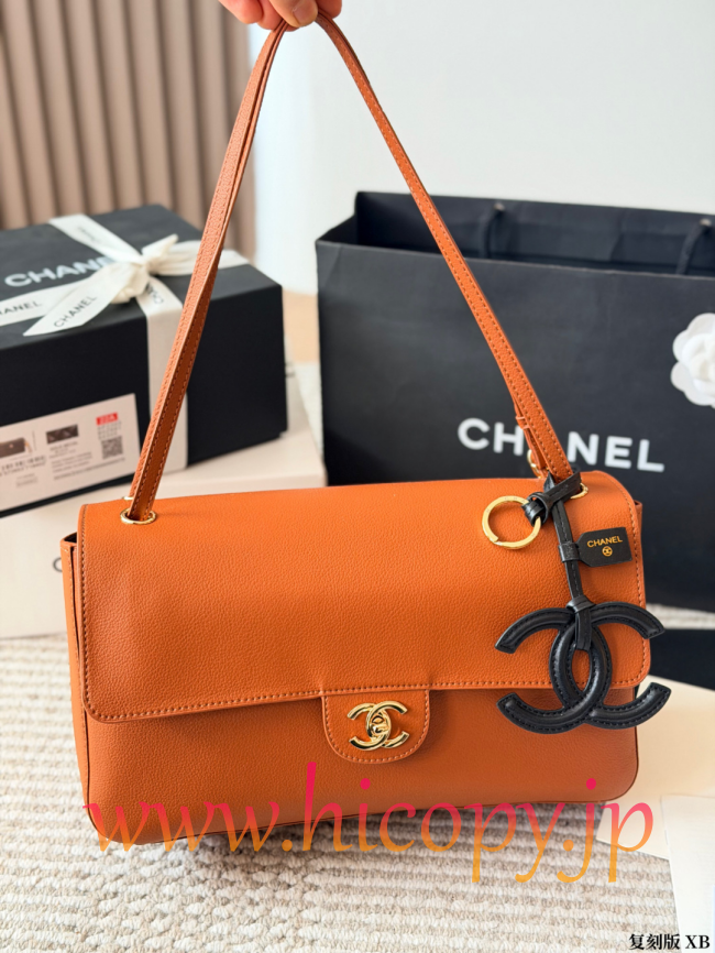 【CHANEL】シャネル 26S エアポート バッグ ホワイト キャビアスキン ゴールド金具 ブラックチャーム付き 2WAY (公式型番: CHANEL-26S-AIRPORT-BAG-WHITE-GOLD-BLACK-CHARM-33CM)