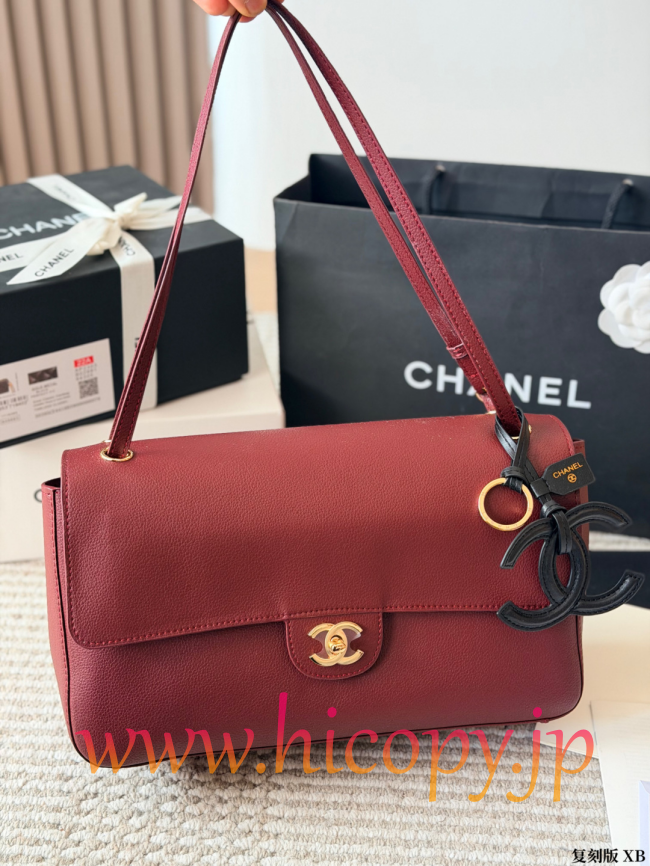 【CHANEL】シャネル 26S エアポート バッグ ホワイト キャビアスキン ゴールド金具 ブラックチャーム付き 2WAY (公式型番: CHANEL-26S-AIRPORT-BAG-WHITE-GOLD-BLACK-CHARM-33CM)