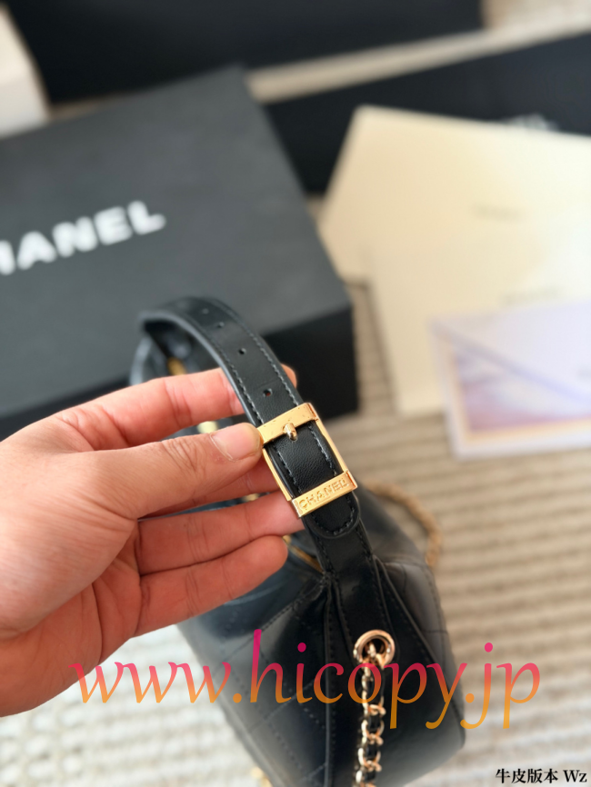 【CHANEL】シャネル 23A ホーボー バッグ ブラック ラムスキン/カーフスキン ゴールド金具 チェーンストラップ キルティング (公式型番: CHANEL-23A-HOBO-BAG-BLACK-GOLD-CHAIN-25CM)