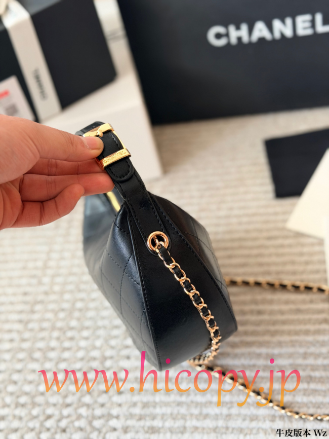 【CHANEL】シャネル 23A ホーボー バッグ ブラック ラムスキン/カーフスキン ゴールド金具 チェーンストラップ キルティング (公式型番: CHANEL-23A-HOBO-BAG-BLACK-GOLD-CHAIN-25CM)