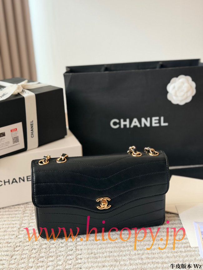 【CHANEL】シャネル ブラック Vステッチ チェーン バッグ カーフスキン ゴールド金具 レザー通しチェーン 2WAY (公式型番: CHANEL-V-STITCH-CHAIN-BAG-BLACK-GOLD-25CM)