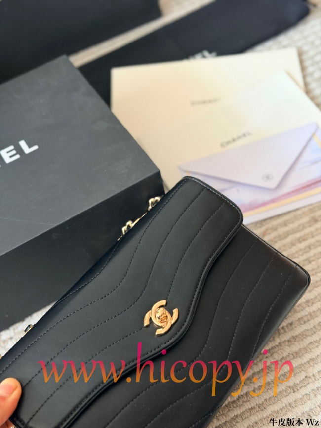 【CHANEL】シャネル ブラック Vステッチ チェーン バッグ カーフスキン ゴールド金具 レザー通しチェーン 2WAY (公式型番: CHANEL-V-STITCH-CHAIN-BAG-BLACK-GOLD-25CM)