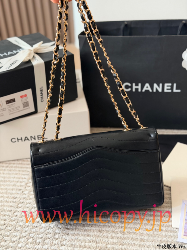 【CHANEL】シャネル ブラック Vステッチ チェーン バッグ カーフスキン ゴールド金具 レザー通しチェーン 2WAY (公式型番: CHANEL-V-STITCH-CHAIN-BAG-BLACK-GOLD-25CM)