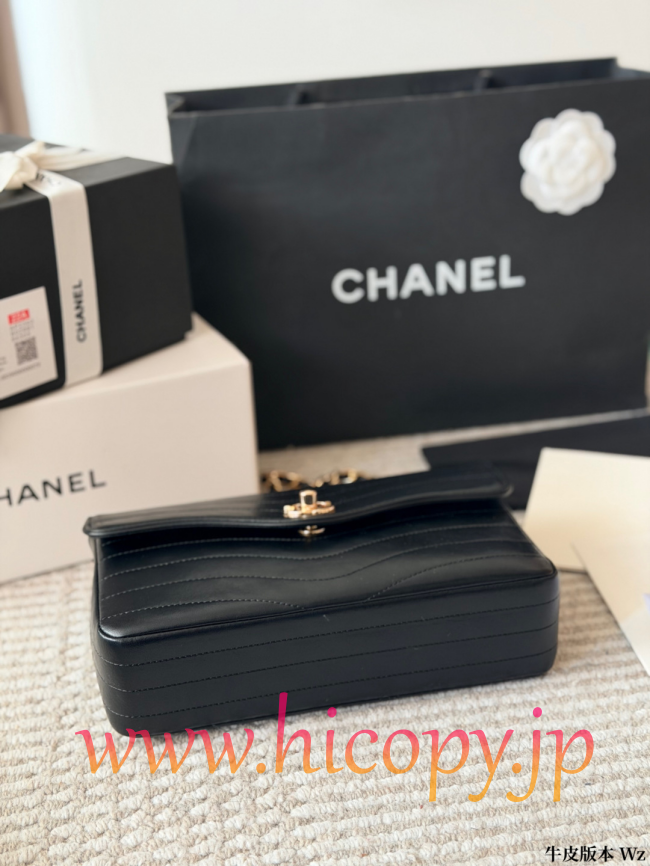 【CHANEL】シャネル ブラック Vステッチ チェーン バッグ カーフスキン ゴールド金具 レザー通しチェーン 2WAY (公式型番: CHANEL-V-STITCH-CHAIN-BAG-BLACK-GOLD-25CM)