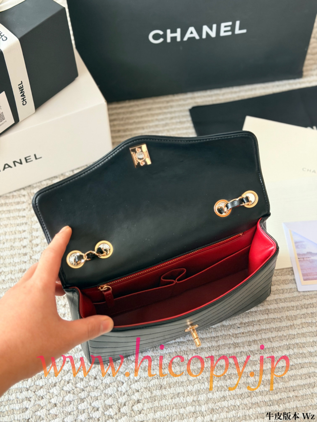 【CHANEL】シャネル ブラック Vステッチ チェーン バッグ カーフスキン ゴールド金具 レザー通しチェーン 2WAY (公式型番: CHANEL-V-STITCH-CHAIN-BAG-BLACK-GOLD-25CM)