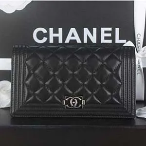 シャネル 二つ折り BOY CHANEL/ボーイシャネルスーパーコピー パリボンベイ キルティング マトラッセ レザー A68722