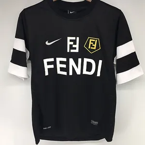 フェンディナイキ(FENDI×NIKE)　フェンディ パロディ 2017年EUファッション FD002
