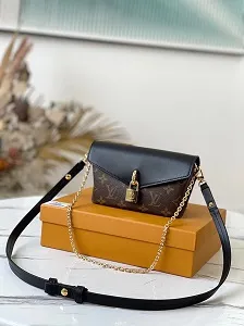 2021春夏新作 ルイヴィトン PADLOCK ON STRAP ショルダーバッグ M80559