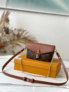 2021春夏新作 ルイヴィトン PADLOCK ON STRAP ショルダーバッグ M80763