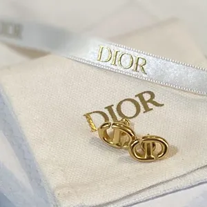 DIOR CD NAVY スタッズ ピアス ロゴ ギフト包装 E1594CDNMT_D300