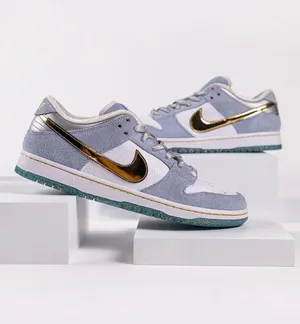 ショーン クライヴァー x ナイキ SB ダンク ロー ホワイト/サイキック ブルー-メタリック ゴールド DC9936-100 （Sean Cliver x Nike SB Dunk Low “Holiday Special” AW20 2020）スーパーコピー
