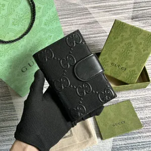 GUCCI / グッチ GGエンボス パスポートケース（724562 1W3AN 1000）