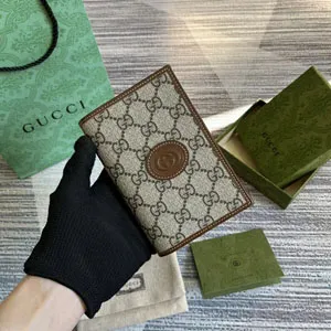 GUCCI / グッチ インターロッキングGパスポートケース（724562 92TCG 8563）
